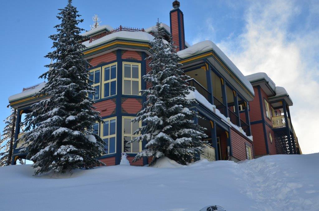 Impressive four bedroom home with a separate two bedroom suite, at Silver Star Mountain Resort!